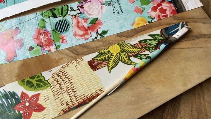 Kreatives Handwerk: Papierstreifen werden f&uuml;r die selbstgebastelten Weihnachtskugeln aufgerollt.