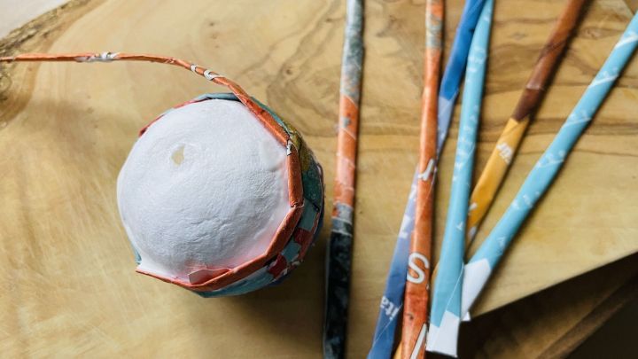 Aufgerollte Papierstreifen werden auf Wattekugeln geklebt und es entstehen bunte, individuelle Weihnachtskugeln.