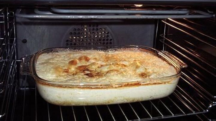 Saftiges H&auml;hnchenbrustfilet in Zwiebelsuppe mit knusprigem Kr&auml;uterbaguette &ndash; direkt aus dem Ofen f&uuml;r dein n&auml;chstes Ofengericht.