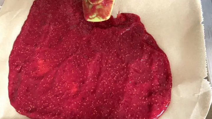 Püriertes Obst für selbstgemachtes Fruchtleder auf Backpapier streichen.