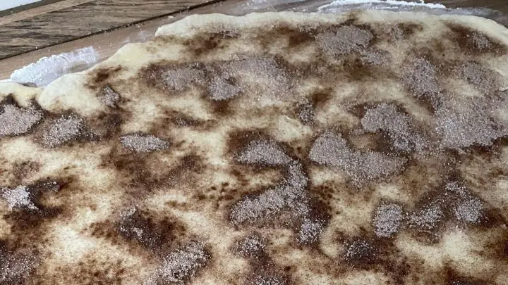 Ausgerollter Hefeteig mit Zimtf&uuml;llung &ndash; perfekt vorbereitet f&uuml;r deine selbstgemachten Zimtknoten