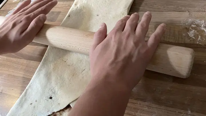 Hefeteig mit F&uuml;llung falten f&uuml;r perfekte Zimtknoten.