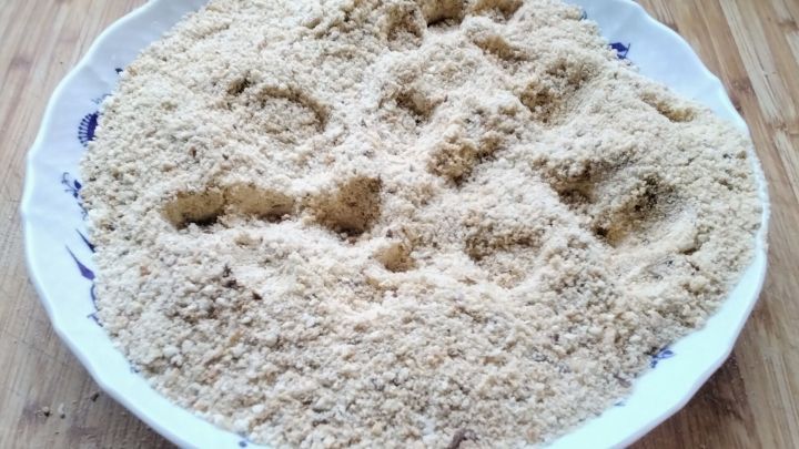 Eine Sch&uuml;ssel mit Semmelbr&ouml;seln liegt auf einem Holzuntergrund, die Br&ouml;sel sind gleichm&auml;&szlig;ig verteilt und leicht unregelm&auml;&szlig;ig.