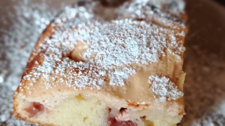 Luftiger Kirschkuchen mit Quarkhaube - Rezept | Frag Mutti