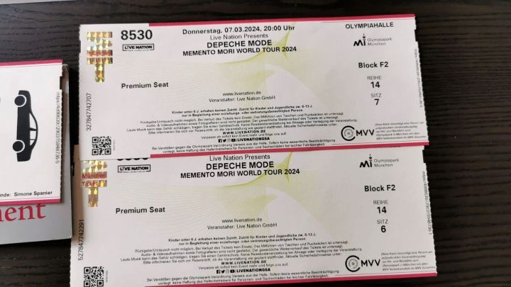 Zwei Konzerttickets f&uuml;r Depeche Mode liegen auf einem Tisch. Sie zeigen Details zu Datum, Uhrzeit und Platzkategorien.