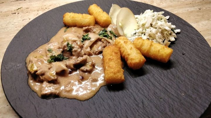 Steinpilzragout mit Schweinelende und Kroketten als Beilage