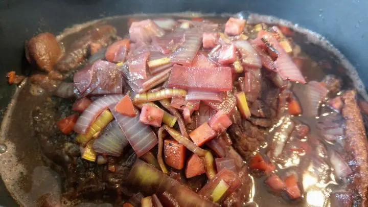 Die fertige So&szlig;e kommt &uuml;ber das Fleisch. Nun kann alles im Ofen garen und sich miteinander verbinden.