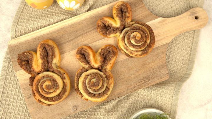 Osterhasen aus Hefeteig mit Nussfüllung - Rezept | Frag Mutti