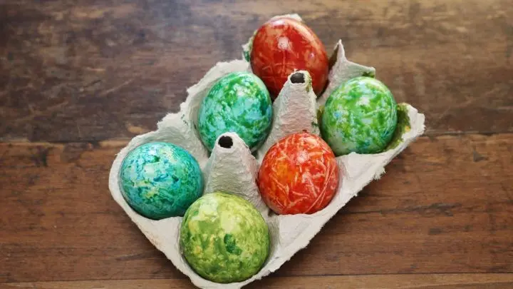 Im Eierkarton kannst du die Eier nach dem F&auml;rben gut trocknen lassen. Nimm f&uuml;r das F&auml;rben mit Acrylfarben unbedingt ausgeblasene Eier, keine hartgekochten Eier.