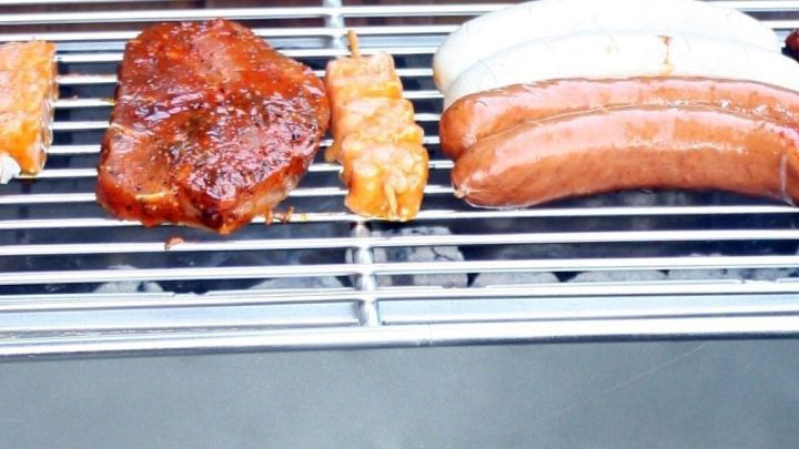 Ein Grillrost mit Fleisch und W&uuml;rstchen wird zum Grillen verwendet, um ein schmackhaftes BBQ-Erlebnis zu bieten.