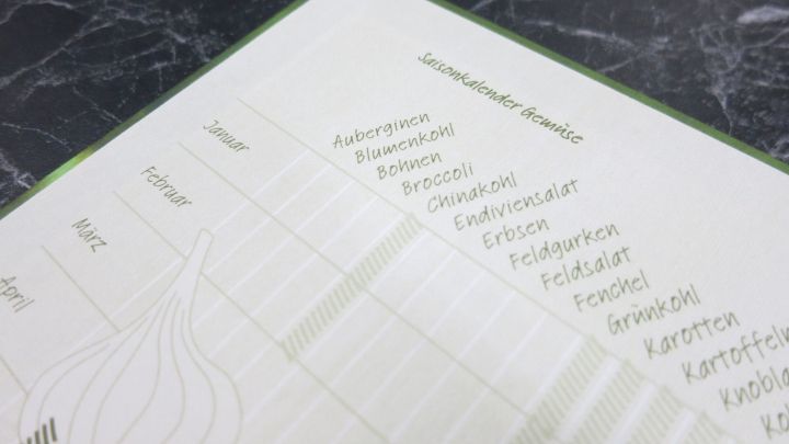 Eine Tabelle listet saisonales Gem&uuml;se auf, darunter Zwiebeln, mit Spalten f&uuml;r Art, Herkunft und Saison.