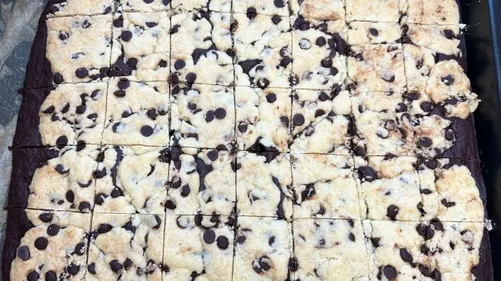 Die Brookies schneidest du nach dem Backen und Ausk&uuml;hlen in kleine Rechtecke. Da ich kleine H&auml;ppchen bevorzuge, habe ich sie in 35 kleine St&uuml;cke geschnitten.