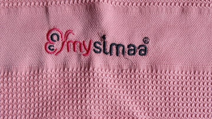 Mysimaa Mikrofasertuch mit Logo in Pink und gelb, bereit zum Reinigen von Fenstern und Brillen f&uuml;r einen klaren Glanz.