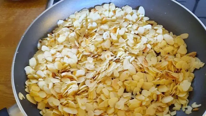In einer Pfanne wird vorher der leckere Belag aus Butter, Zucker und Mandelpl&auml;ttchen anger&ouml;stet.