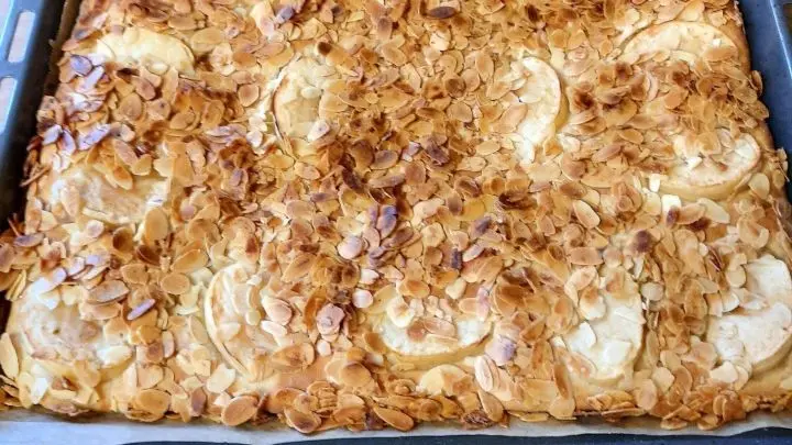 Knusprig und duftend verl&auml;sst der Butterkuchen vom Blech den Ofen und darf jetzt gem&uuml;tlich ausk&uuml;hlen.