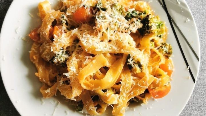 Bandnudeln mit Tomaten-Gemüse-Cognac-Soße - Rezept | Frag Mutti