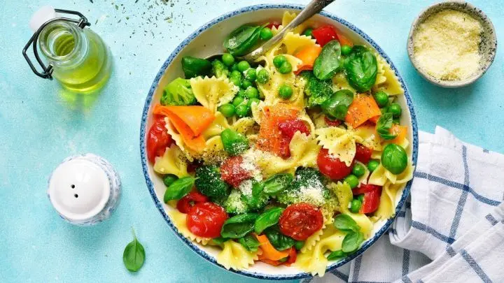 Warum immer nur Nudeln mit Pesto? Bei dieser One-Pot-Pasta Primavera hast du eine Menge Gem&uuml;se dabei und bist trotzdem schnell mit der Zubereitung fertig.