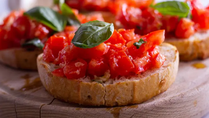 Das Wort &bdquo;Bruschetta&ldquo; stammt vom italienischen Verb &bdquo;bruscare&ldquo; ab, was &bdquo;&uuml;ber Kohlen r&ouml;sten&ldquo; bedeutet.
