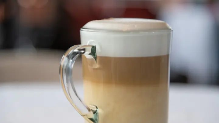 Wortw&ouml;rtlich &uuml;bersetzt bedeutet Latte macchiato n&auml;mlich 'gefleckte Milch'.