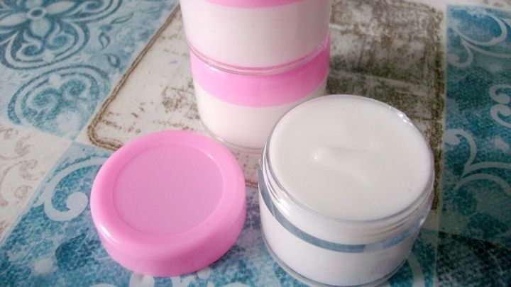 Drei Beh&auml;lter mit Deocreme stehen auf einem bunten Hintergrund, der die Verwendung von Kokos&ouml;l zeigt.