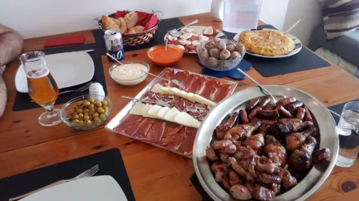 Eine gedeckter Tapastisch. Viele K&ouml;stlichkeiten aus der spanischen/kanarischen K&uuml;che. Die Vielfalt ist gro&szlig;.