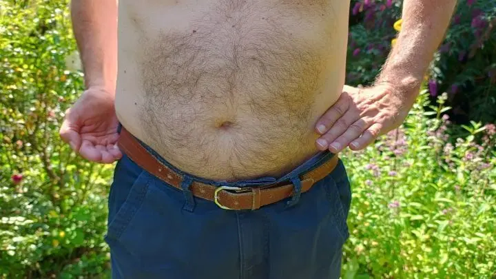Die &Uuml;bung wird im Liegen ausgef&uuml;hrt. Zur Veranschaulichung hier die Position der H&auml;nde. Schnelle Beinbewegungen kommen dazu.