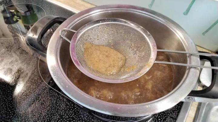 Der Braten wird mit Gefl&uuml;gelbr&uuml;he angegossen. So entsteht eine gute So&szlig;e. Mit Wei&szlig;biersenf abgeschmeckt. 