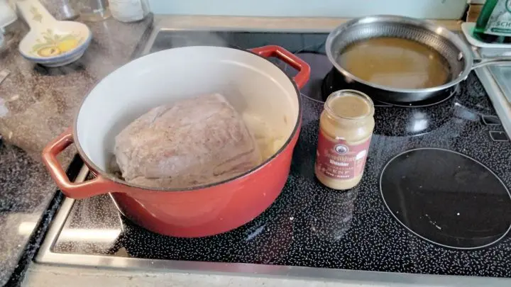 Schweinenacken braten, salzen und pfeffern, wenn m&ouml;glich aus der M&uuml;hle. Die Oberfl&auml;che mit dem Wei&szlig;biersenf bestreichen.