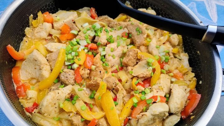 Eine bunte Mischung aus gegrilltem H&auml;hnchen und Gem&uuml;se wird in einer Sch&uuml;ssel serviert, um Resteverwertung vom Grillen zu zeigen.