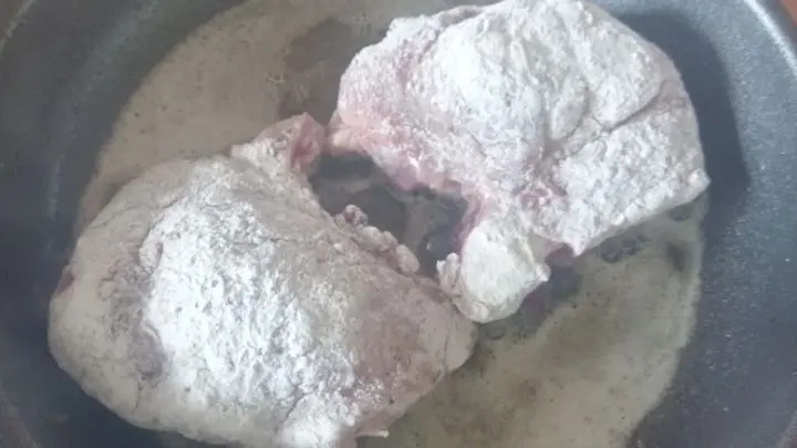 Im hei&szlig;en Fett werden die gew&uuml;rzten und in Mehl gewendeten Koteletts von beiden Seiten hellbraun gebraten.