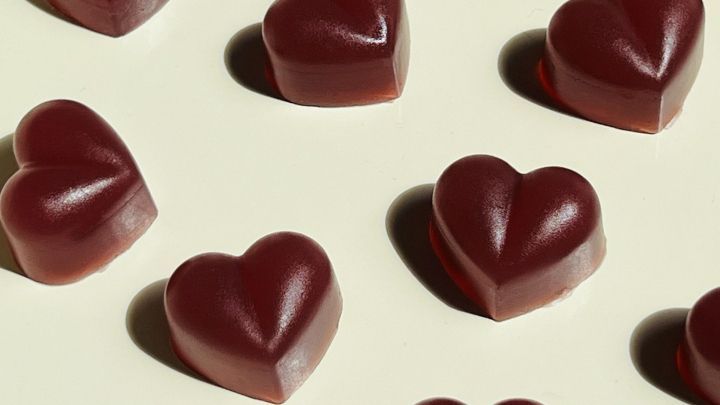 Herzf&ouml;rmige Fruchtgummis liegen ordentlich auf einer hellen Oberfl&auml;che und warten darauf, genossen zu werden.