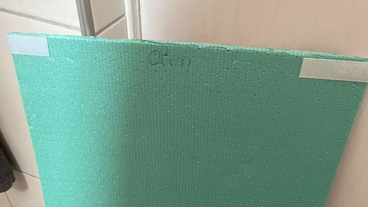 Die Alu-Trittschalld&auml;mmung gegen Hitze kann dank des selbstklebenden Klettbands jederzeit wieder entfernt, gefaltet und verstaut werden.