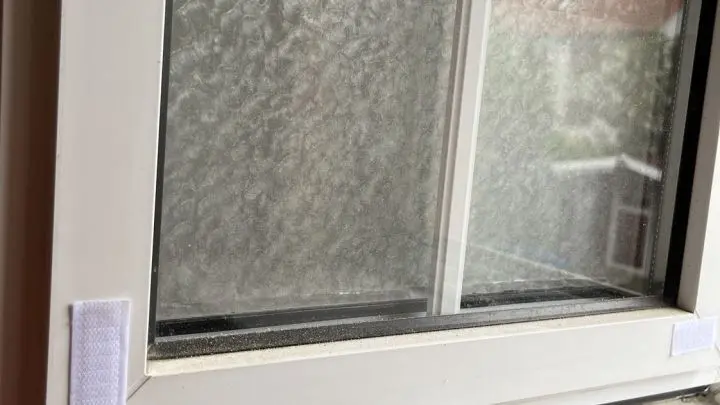 Am Fensterrahmen wird selbstklebendes Klettband angebracht, sodass man Alu-Trittschalld&auml;mmung nach Belieben anbringen und wieder entfernen kann.