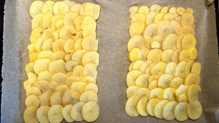 So schichtest du die Kartoffeln für das Kartoffel-Käse-Sandwich. Achte darauf, dass du keine Lücken hast.