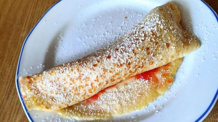 Genie&szlig;e leckere Pfannkuchen gef&uuml;llt mit Banane und Himbeeren. Dieses einfache Rezept ist eine perfekte Kombination von S&uuml;&szlig;e und Frische, abgerundet mit Puderzucker. Perfekt f&uuml;r ein s&uuml;&szlig;es Fr&uuml;hst&uuml;ck oder Dessert.