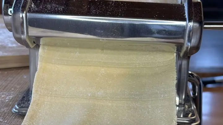 Beginne mit der dicksten Stufe der Maschine und arbeite dich bis zur vorletzten durch. Für die richtige Dicke den Teig auf dieser Stufe zweimal durchlassen.