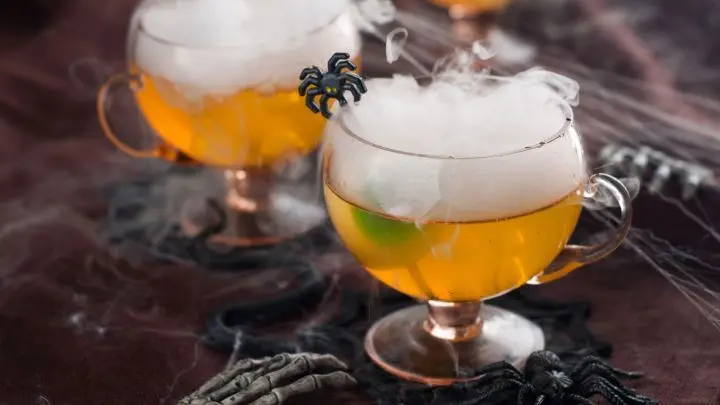 Damit die G&auml;ste auf deiner Halloween-Party nicht austrocknen, biete ihnen leckere gruselige Getr&auml;nke an!