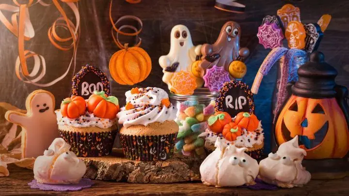 Mit leckerem Fingerfood und Halloween-S&uuml;&szlig;igkeiten bist du f&uuml;r schaurige Horrorfilme und Gruselgeschichten bestens gewappnet.