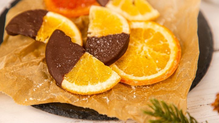 Selbstgemachte kandierte Orangen mit Schokoladen&uuml;berzug sind ein leckeres und einfaches DIY-Geschenk.