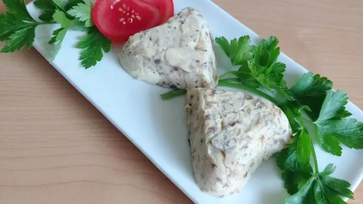 Die gek&uuml;hlte Sardellenbutter wird aus den Formen gel&ouml;st und zur Selbstbedienung auf den Tisch gestellt.