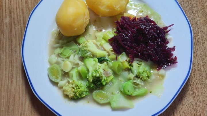 Ein leckeres Gericht voller Gem&uuml;se: Genie&szlig;e eine gesunde Kombination aus Lauchgem&uuml;se mit Brokkoli, Kartoffeln und Rotkraut. Perfekt f&uuml;r eine nahrhafte Mahlzeit, einfach zuzubereiten und reich an Geschmack.