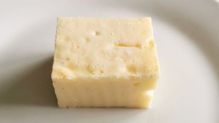 High Protein Cheescake Bites f&uuml;r die Arbeit zurechtgeschnitten und zubereitet. Optimal zum Abnehmen.