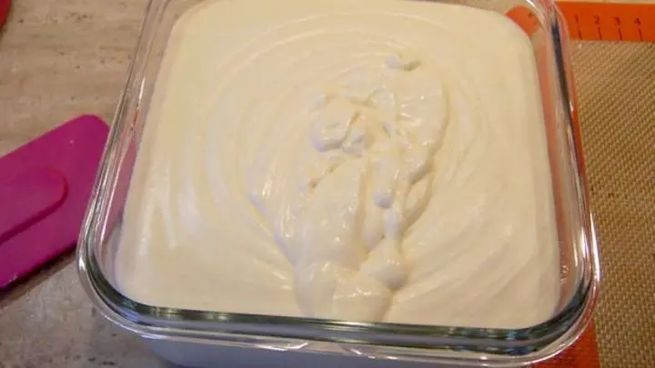 Hier die helle Mousse. Hergestellt auf dieselbe Art und Weise wie die dunkle Mousse, nur mit Orangenlikör und Orangenabrieb. Hier die helle Mousse. Hergestellt auf dieselbe Art und Weise wie die dunkle Mousse, nur mit Orangenlikör und Orangenabrieb.