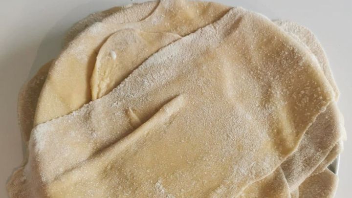 Selbstgemachte Lasagne-Platten aus Mehl, Ei, Salz, Oliven&ouml;l und etwas Grie&szlig; f&uuml;r die direkte Verarbeitung.