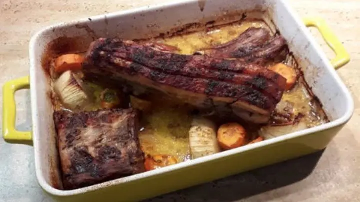 Fertiger Schweinebauch und -rippchen aus dem Backofen. Man kann auch gesch&auml;lte halbierte Kartoffel dazu geben.