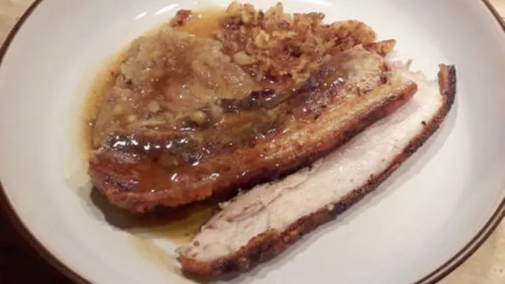 Ein Bayrisches Schweinebratl aus dem Backofen. Mit einem Kellerr&uuml;benkraut (auch Steckr&uuml;be oder Erdkohlrabi genannt).