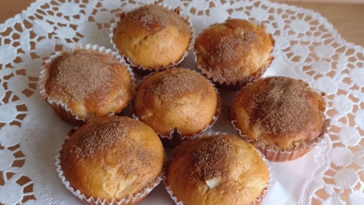 Diese saftigen Apfel-Muffins mit Zimt und Zucker sind perfekt f&uuml;r jede Kaffeetafel. Der Artikel zeigt dir Schritt f&uuml;r Schritt, wie du diese goldbraunen Muffins zubereitest.