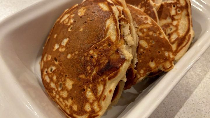 Genie&szlig;e fluffige Oladji-Pfannkuchen ohne Weizen und Zucker, zubereitet mit Kefir. Dieses Rezept bietet eine gesunde Alternative und ist perfekt f&uuml;r ein leichtes Fr&uuml;hst&uuml;ck oder einen Snack zwischendurch. Probiere es aus!