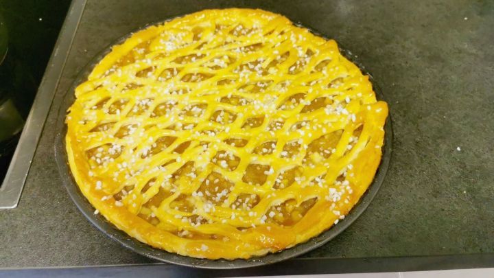 Ein k&ouml;stlicher Rheinischer Apfelriemchen mit Hefeteig: Knuspriger Gitterteig trifft auf saftige Apfelf&uuml;llung, mit Hagelzucker bestreut. Perfekt f&uuml;r den herbstlichen Kaffeetisch! 