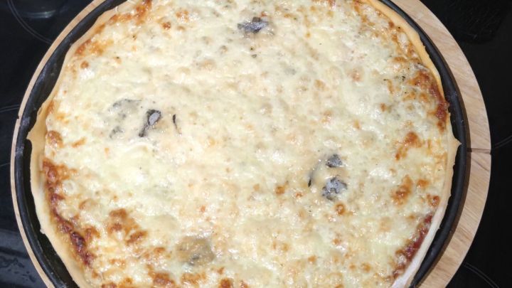 Diese selbstgemachte Vier-K&auml;se-Pizza kombiniert feinen Mozzarella, kr&auml;ftigen Gorgonzola, w&uuml;rzigen Emmentaler und milden Gouda. Perfekt gebacken zeigt sich hier ein goldbraunes K&auml;separadies, das dich zum Genie&szlig;en einl&auml;dt.